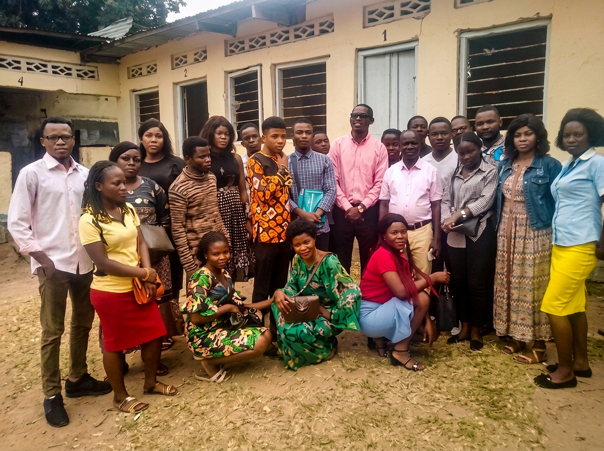 Le corps enseignant et le personnel du Complexe Scolaire Bilingue Shaloom réunis devant l'école à Kinshasa
